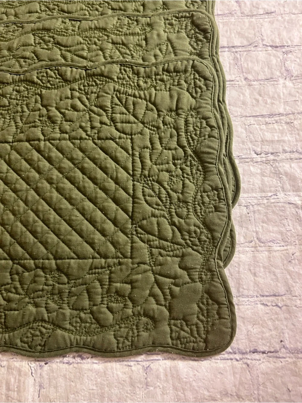 QUILTED WITH DIAMOND PATTERNED CENTER SCALLOPED BORDER (5) PLACEMATS OLIVE GREEN